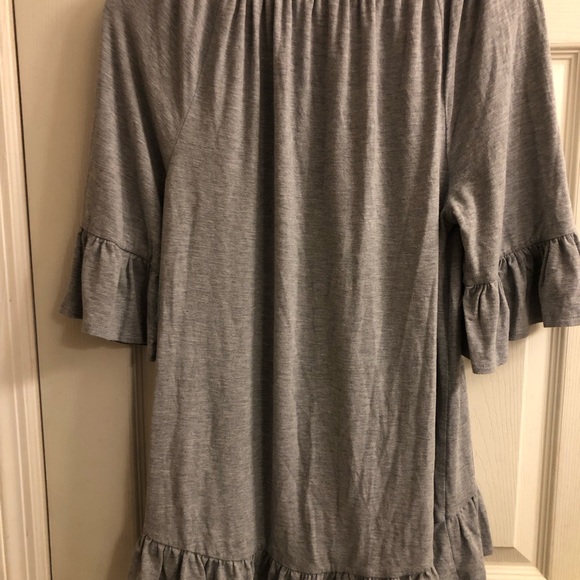 Chelsea & Theodore. Pretty ruffle top. SZ large.  Grey - Picture 4 of 4